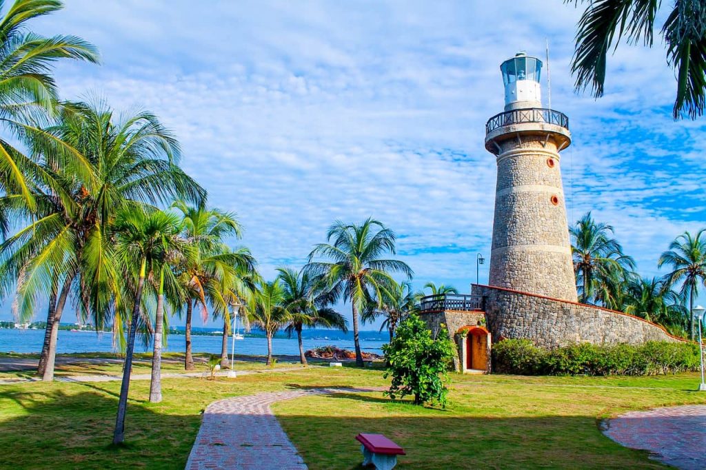 Qué ver en Colombia, faro en la ciudad de Cartagena